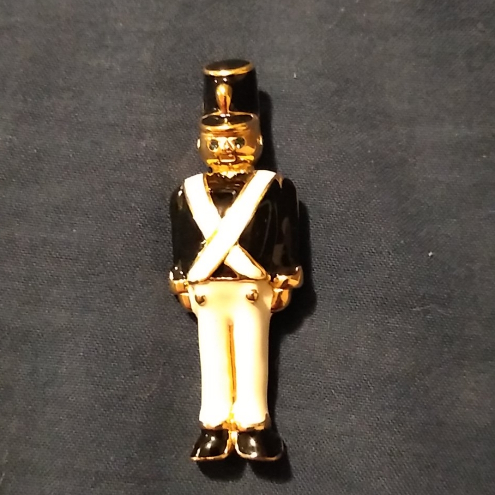 ❤️ Toy soldier pin